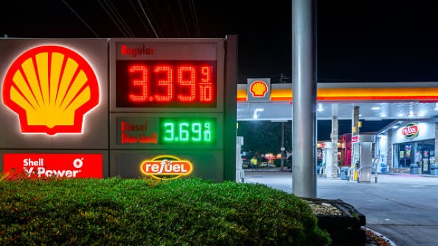 Oil prices drift lower but remain stuck in narrow range as market struggles to find catalysts