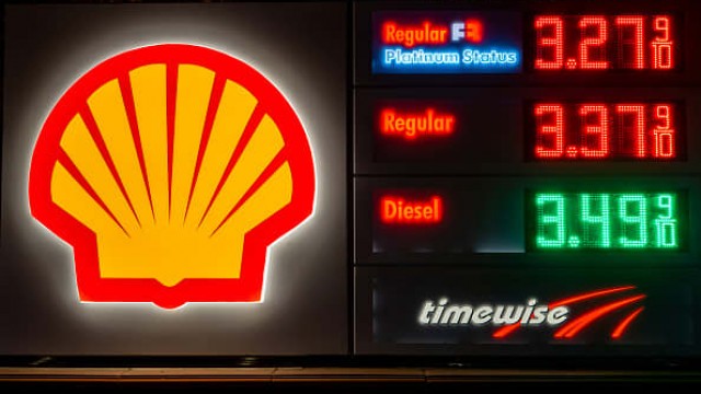 Oil prices hit three-month lows, head for weekly loss as summer driving season kicks off
