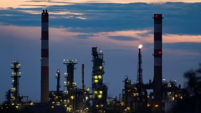 Oil prices on track for weekly gain on solid demand outlook