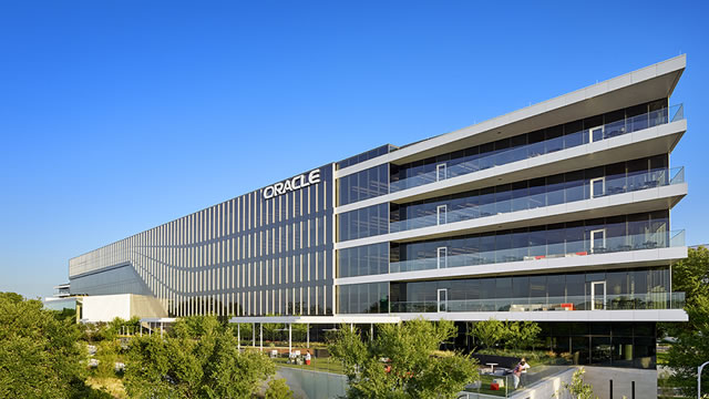 Oracle Falls 3% While Cloud Rivals Hold Their Ground; Microsoft Dips, Amazon Nudges Higher