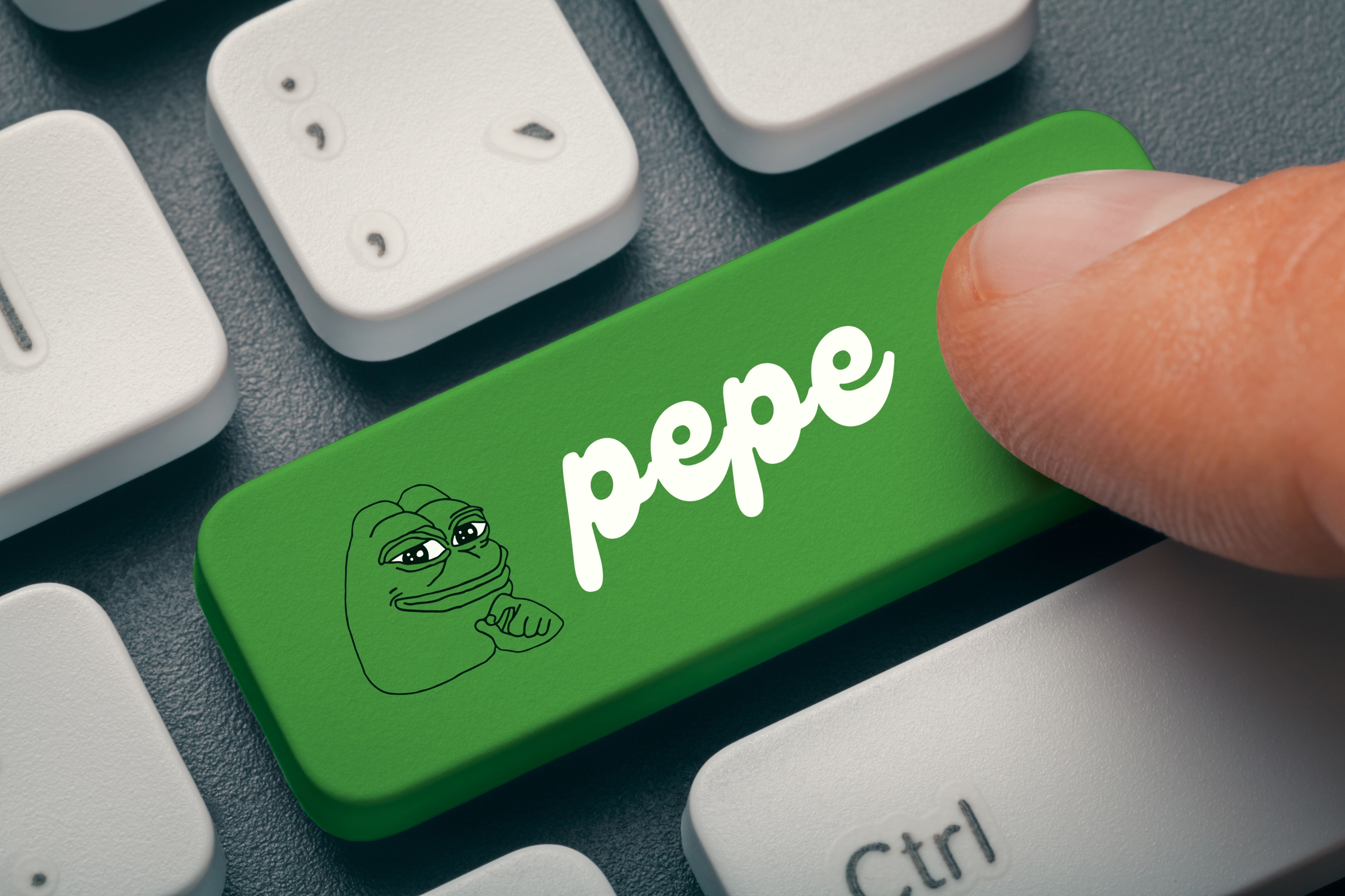 Pepe Faces Key Resistance at $0.0000040 Amid Breakout Pressure