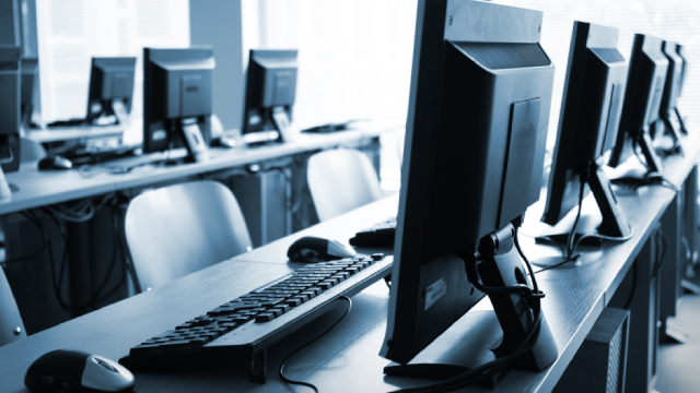 Plug Power's Problems Persist. Should Investors Throw in the Towel on the Stock?