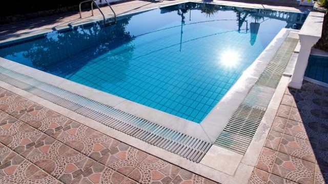 POOL Gains From POOL360 Platform, Expansion Amid High Costs