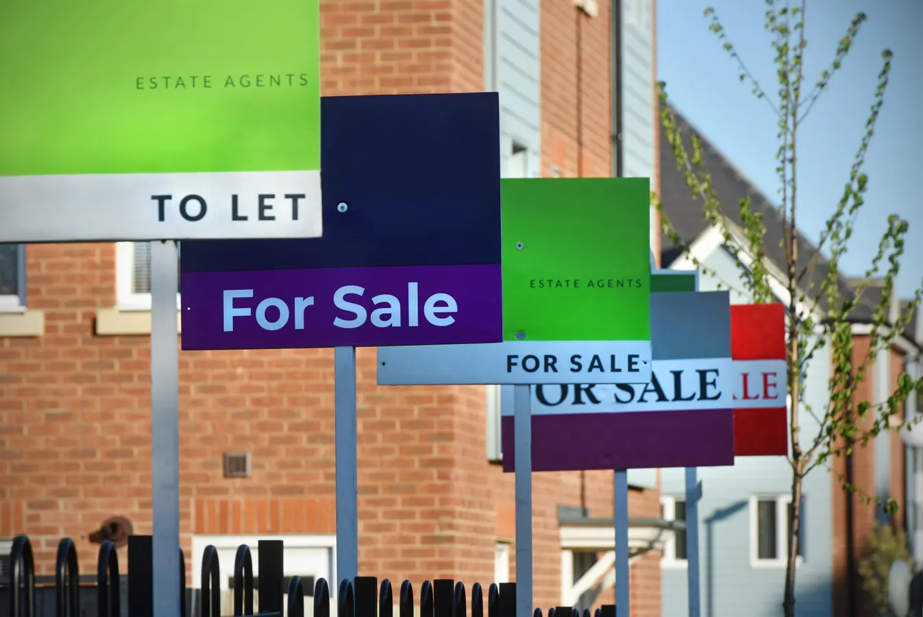 https://images.financialmodelingprep.com/news/real-estate-looks-like-its-hit-bottom-lets-buy-20251007.jpg