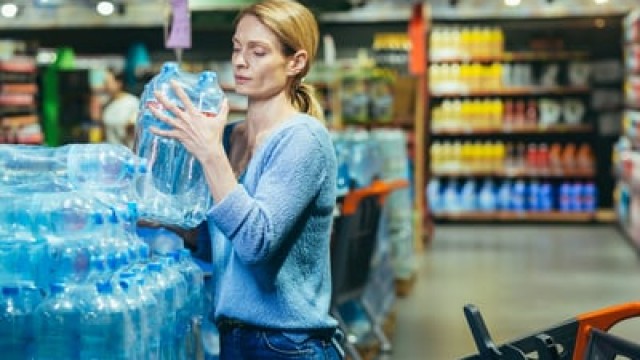 Realty Income Stock: Buy, Sell, or Hold?