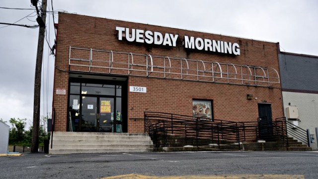 Foto von Retailer Tuesday Morning to close more than half its stores following bankruptcy