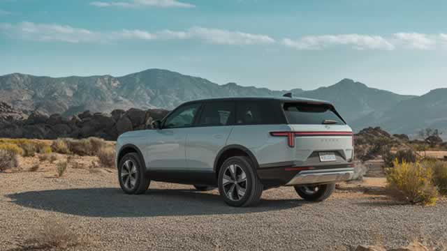 Foto von Rivian, Lucid shares slide as EV makers maintain outlooks but face tariff, demand headwinds