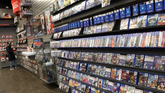 'Roaring Kitty' options position pressured as GameStop slides, expiration nears