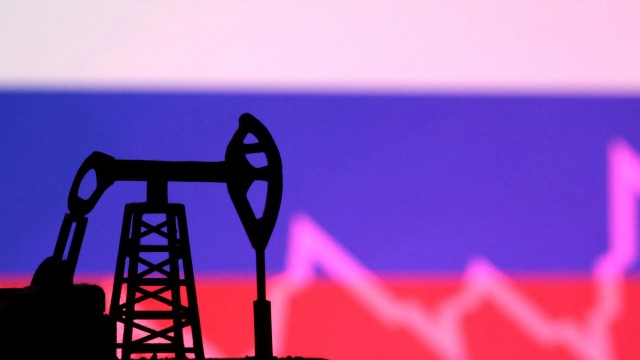 Russia finds it challenging to keep the lid on oil output, analysts, sources say