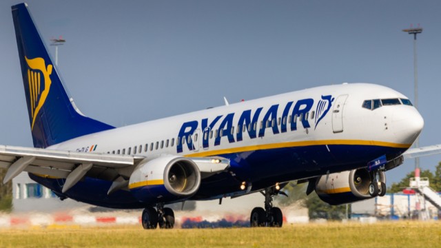 Ryanair pledges €700m share buyback as higher prices boost revenue