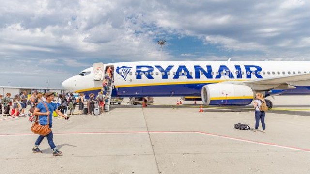 Ryanair (RYAAY) Q4 Loss Narrower Than Expected, Revenues Top