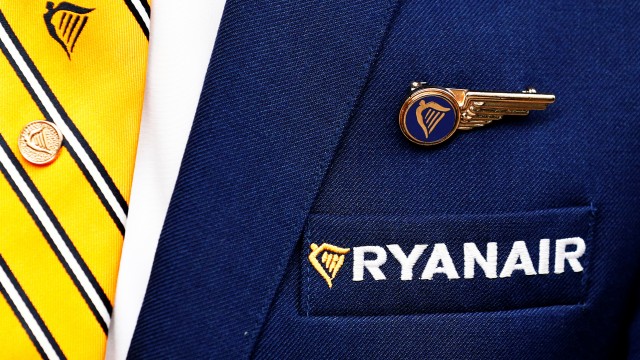 Ryanair sees flat to modestly higher summer fares after record FY profit
