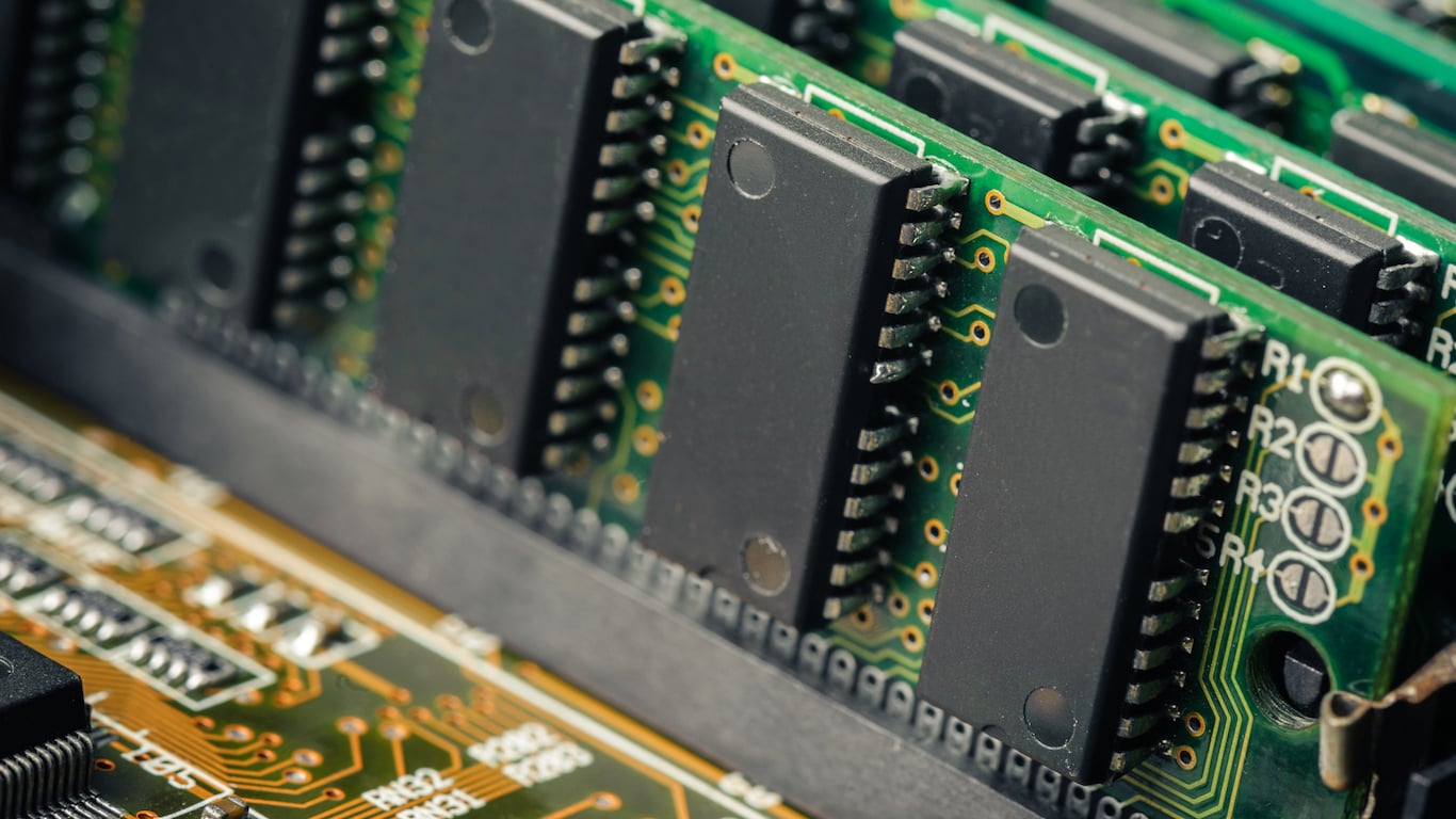 SanDisk Jumps 7% With NASDAQ 100 Inclusion Days Away and AI-Driven NAND Demand at Full Throttle