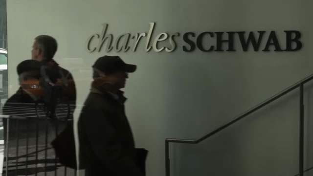 Schwab Stock Gains 6% in a Month: Buy Now or Wait for a Pullback?