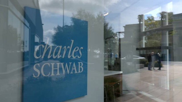 Schwab's stock looks to thrive from wealth management growth, analyst says
