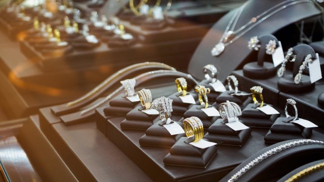 Signet Jewelers reports a 9.4% hit to revenue in fiscal Q1