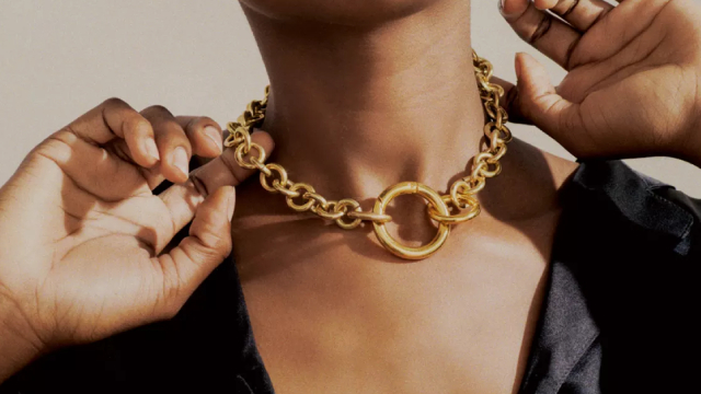 Signet Jewelers Stock Falls. What Earnings Say About Holiday Shopping.