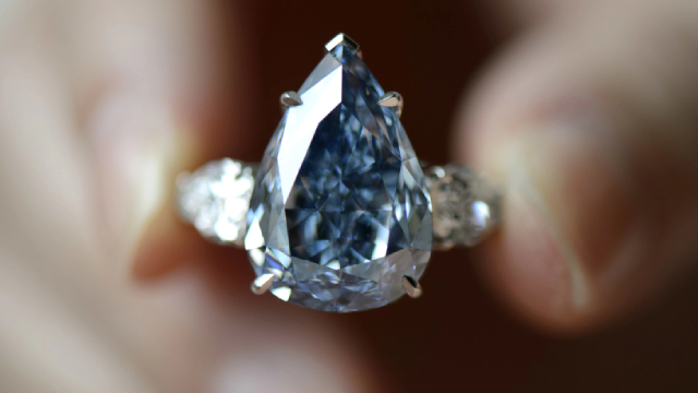 Signet Jewelers Stock Rises After Mixed Earnings Report