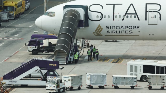 Singapore Airlines shares slip 1.3% after turbulent flight