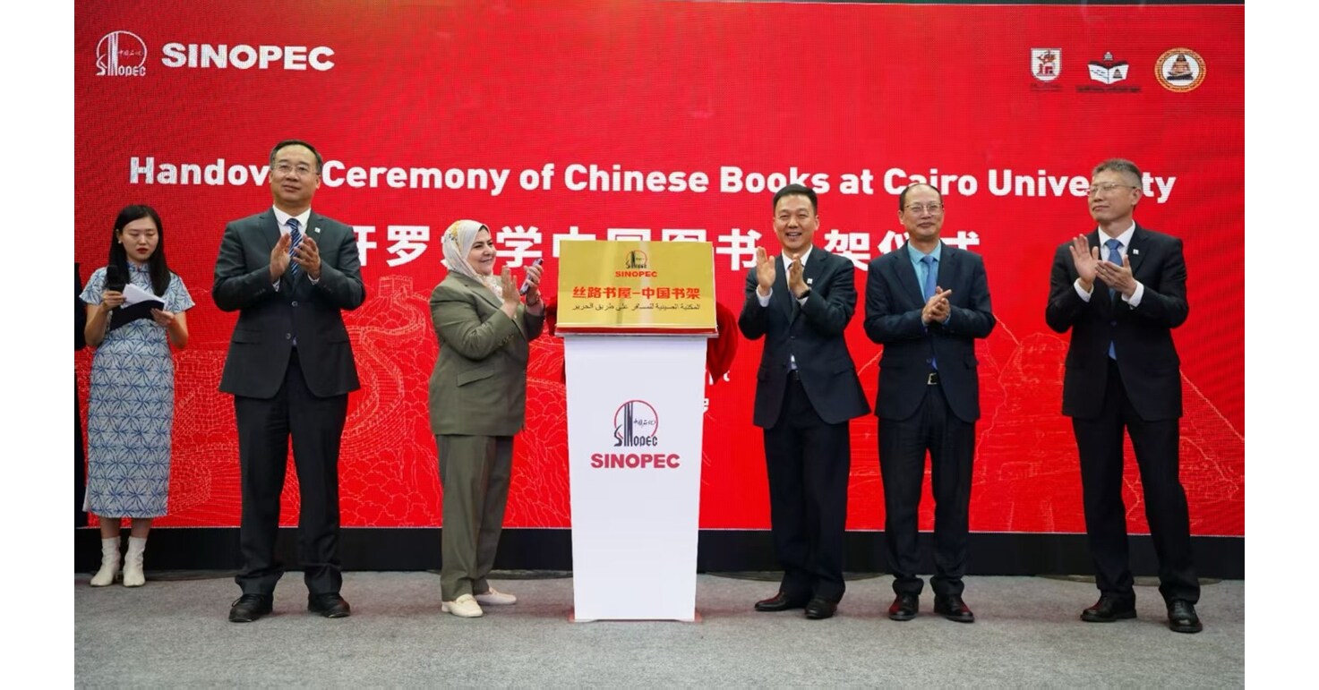 Sinopec übergibt der Universität Kairo 1.000 Bücher anlässlich der Eröffnung des Silk Road Book House - China Bookshelf