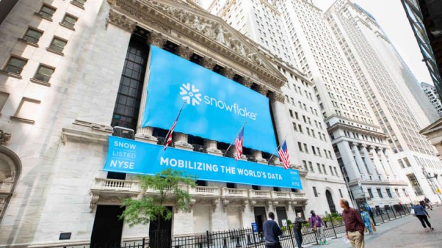 Snowflake boosts its forecast, and its stock is cruising higher