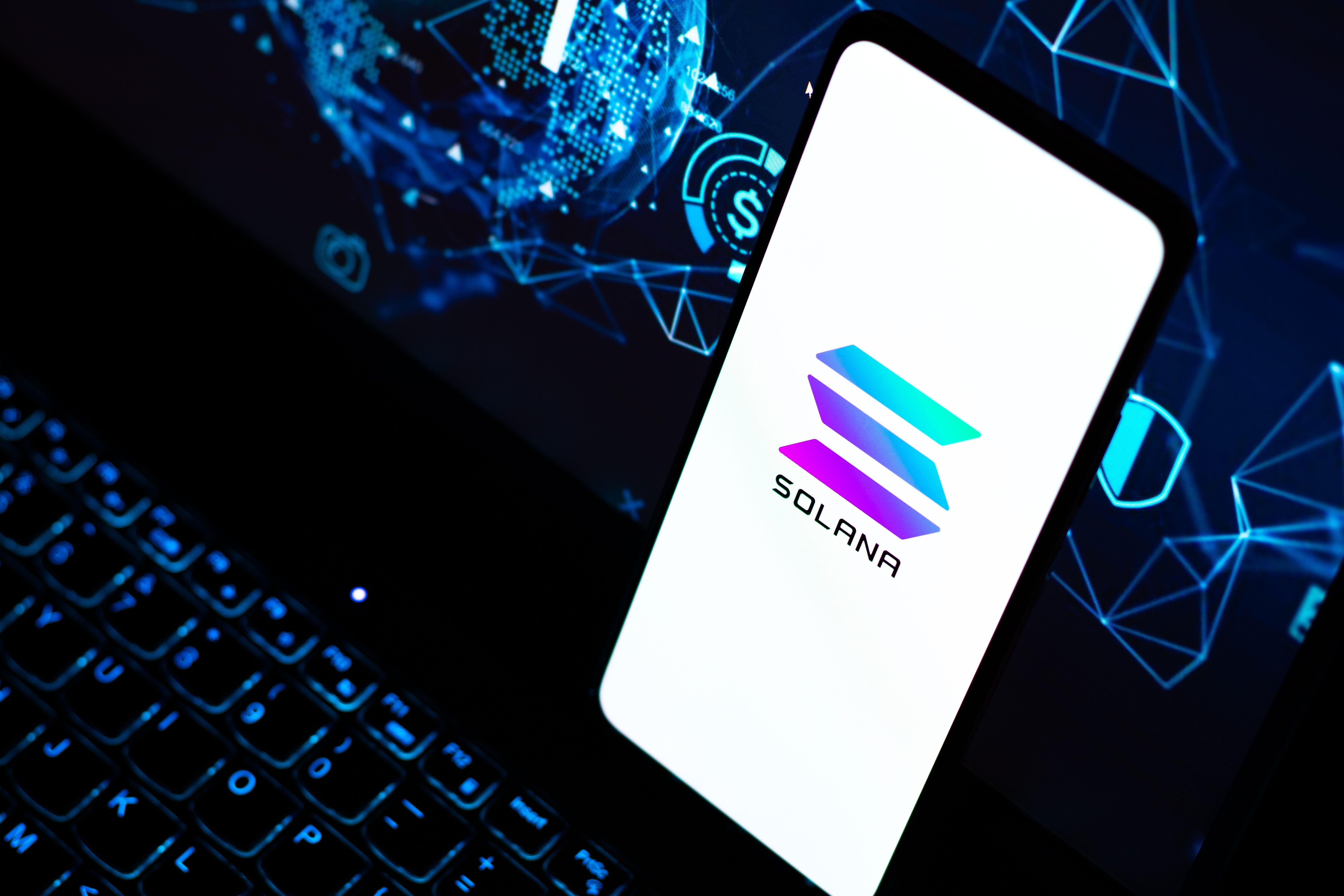 Solana Eyes a Rebound as Staking Hits 70% and Flows Stay Green