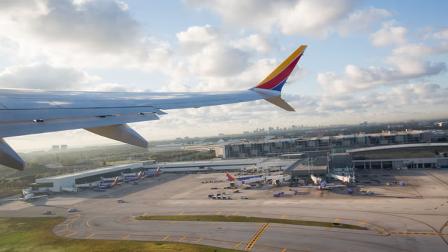 Southwest Airlines forecasts quarterly earnings below estimates on higher fuel