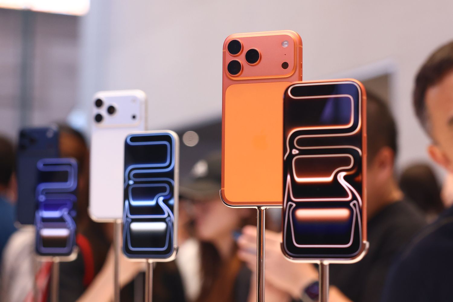 S&P 500 Gains and Losses Today: Apple, Supermicro Surge; Oracle Stock Extends Losses