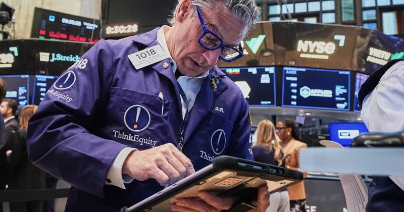 S&P, Nasdaq fall as tech shares drag markets lower and Bitcoin follows suit