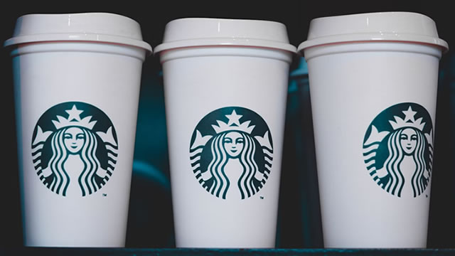 Foto von Starbucks Is Revamping Its Cafes. Some Competitors Care More About the Drive-Thru