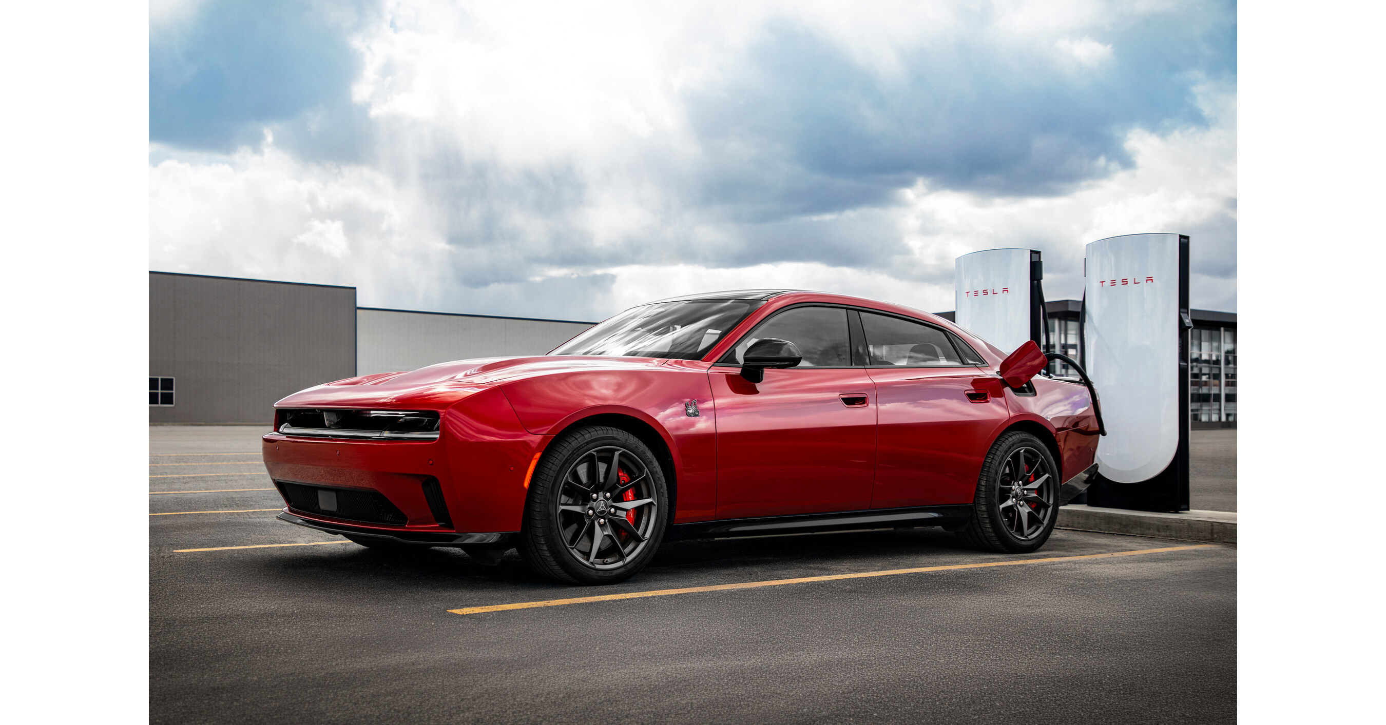 Bild im Artikel: Stellantis erweitert Schnellladezugang in Nordamerika: Elektrofahrzeuge von Dodge, Jeep®, Ram, FIAT und Maserati schließen sich dem Tesla Supercharger-Netzwerk an.