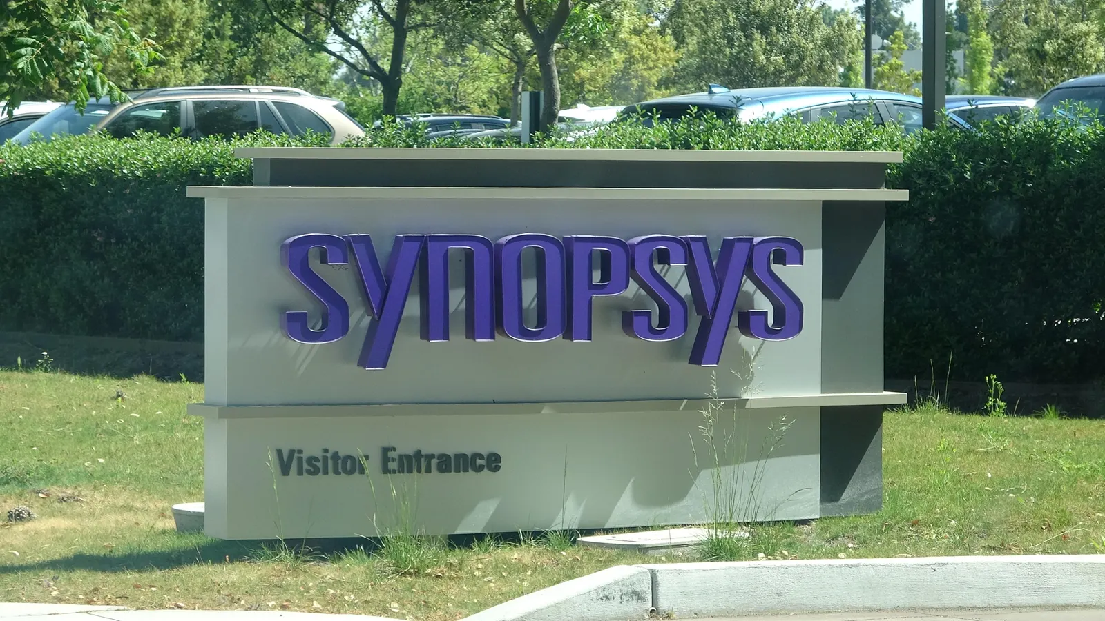 Synopsys Stock Nears Technical Floor - Buy The Dip?