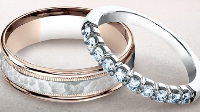 Taylor Swift sporting 'cushion cut' engagement ring gives Signet Jewelers stock a brief pop