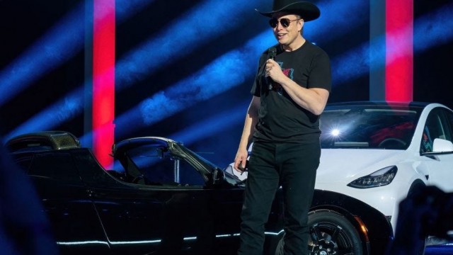 Tesla dangles the chance of a factory tour with Elon Musk as an incentive to get people to vote on his $55 billion pay package