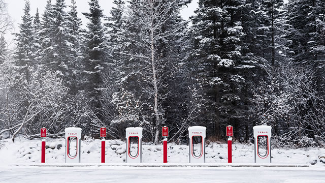 Tom Narayan แห่ง RBC กล่าวว่านักลงทุนของ Tesla อาจต้องการรอจนกว่าความผันผวนจะผ่านไป
