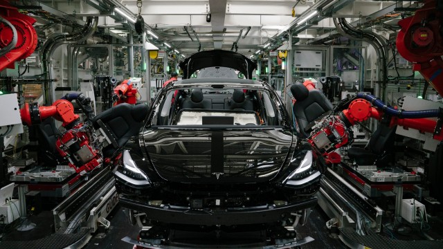 Tesla is luring Chinese customers with the possibility of a free tour of its Fremont factory if they buy a car