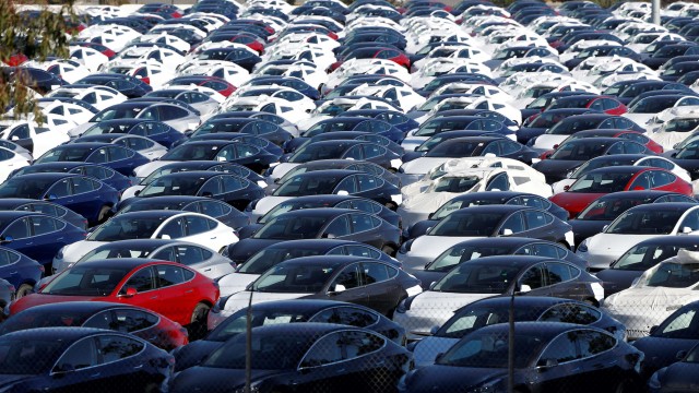 Tesla shareholders are getting out. Wall Street hasn't written off the stock