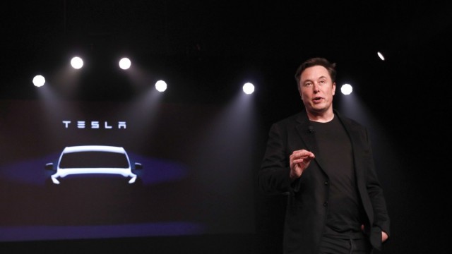 Tesla shareholders sue Musk for starting competing AI company