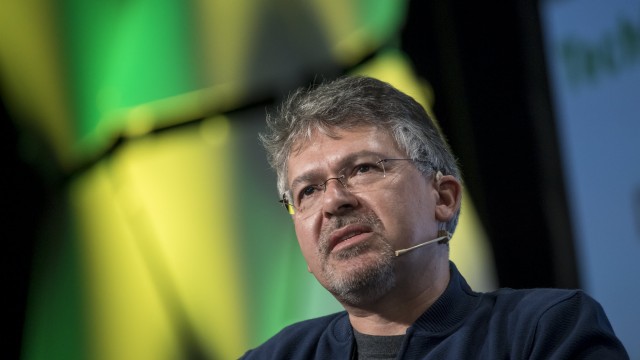 The quiet Apple executive behind Apple's AI strategy