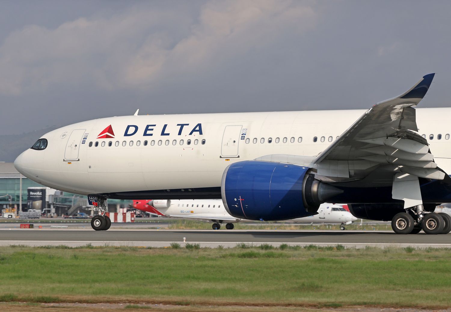 https://images.financialmodelingprep.com/news/top-stock-movers-now-delta-air-lines-pepsico-akero-20251009.jpg