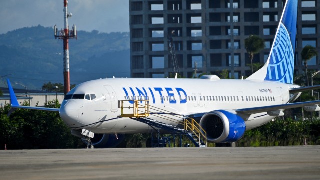 United Airlines cuts hiring plans for 2024 due to Boeing delays