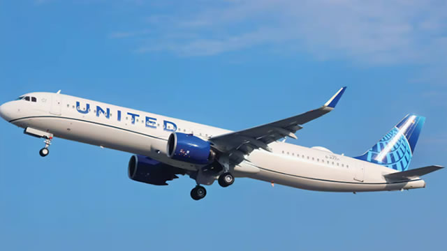 United Airlines lowers full year profit forecast amid rising jet fuel prices