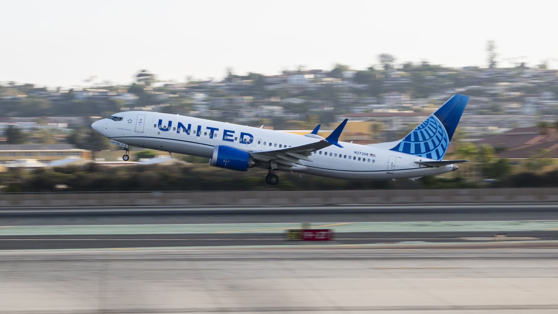 United Airlines' summer earnings and profit outlook top estimates, but revenue falls short