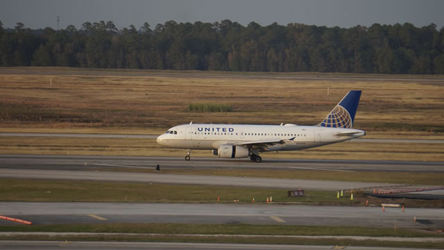 United Airlines Tech Issue Grounds Hundreds of Flights. The Stock Shrugs.