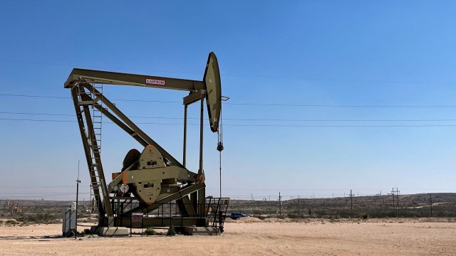 U.S. crude oil falls 3.2% in May, on pace for worst month of the year