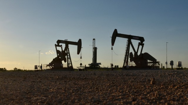 US drillers cut oil and gas rigs for fourth time in five weeks - Baker Hughes
