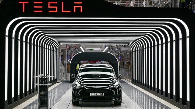 US seeks records from Tesla in power steering loss probe