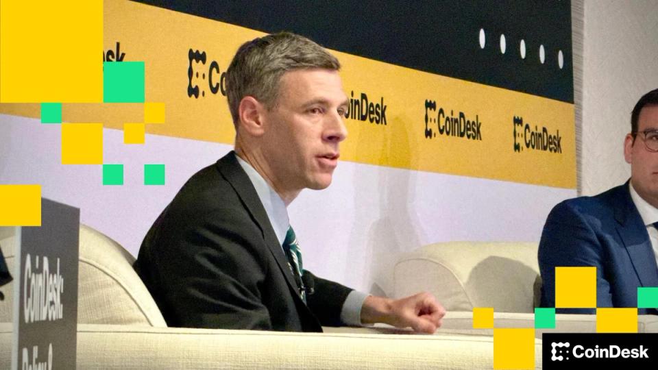 U.S. Senator Warren rebuffed on delay of World Liberty bank charter over Trump ties