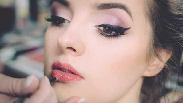 US stocks close in red as S&P 500 dips on oil rally and geopolitics