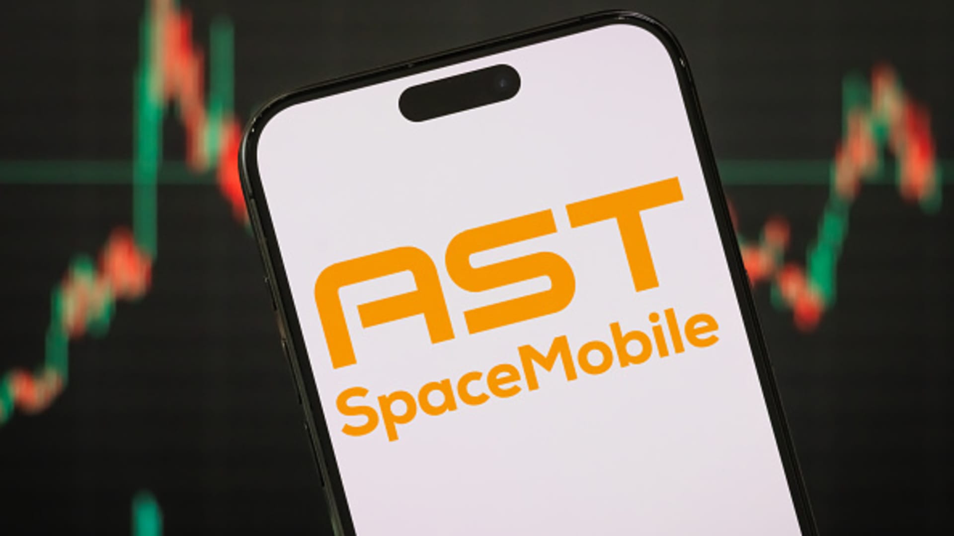 Verizon signs deal with AST SpaceMobile to provide cellular service from space. AST shares surge